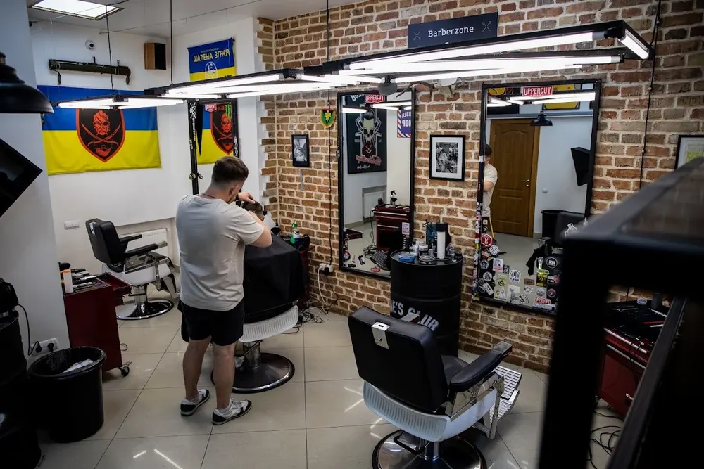 Mane's Club Barbershop - 4